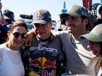 Вся семья Карлоса Сайнса поздравила его с победным финишем в ралли-рейде, фото из социальных сетей