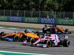 Машины McLaren и Racing Point на трассе в Венгрии