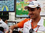 Адриан Сутил на автограф-сессии во время первого Гран При Индии