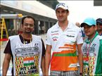 Адриан Сутил с волонтёрами на Гран При Индии