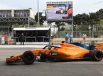 Фернандо Алонсо возвращается в боксы McLaren на двух колёсах после столкновения, в результате которого было повреждено днище маш
