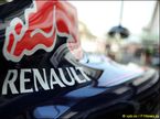 Логотип Renault нв машине Red Bull Racing