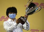 Юки Цунода на церемонии награждения в Формуле 2