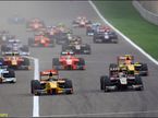 Борьба Давиде Вальсекки (№3) и Эстебана Гутьерреса на старте субботней гонки GP2 в Бахрейне
