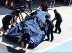 Механики Toro Rosso закатывают машину в боксы после очередной поломки