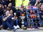 Кристиан Хорнер и Макс Ферстаппен празднуют победу вместе со всей командой Red Bull Racing
