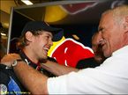 Дитрих Матешиц, совладелец концерна Red Bull, поздравляет Себастьяна Феттеля с первым титулом, Абу-Даби, 2010 год