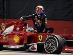 Фернандо Алонсо подвозит Марка Уэббера после финиша Гран При Сингапура