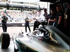 Руководство Mercedes и Льюис Хэмилтон на Гран При Монако