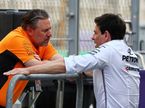 Тото Вольфф и Зак Браун, исполнительный директор McLaren Racing, фото XPB