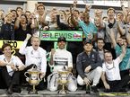 Команда Mercedes AMG празднует победный дубль