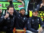 Тото Вольфф с гонщиками Mercedes отмечает дубль в Гран При Китая