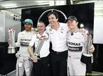 Тото Вольфф и Падди Лоу празднуют победный дубль Mercedes AMG в Малайзии вместе с гонщиками команды