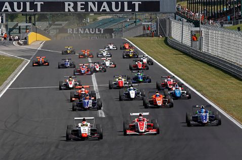Старт гонки Формулы Renault 2.0