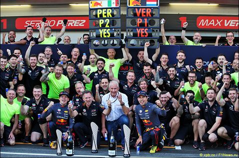 В Red Bull Racing празднуют победный дубль