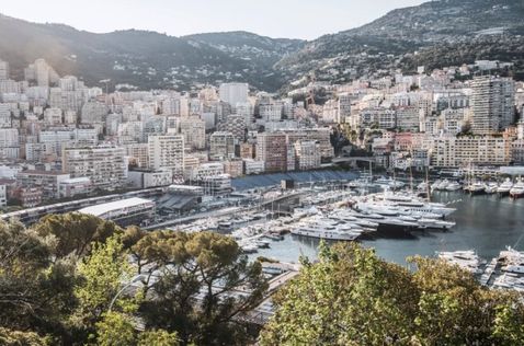 Гавань и набережная Монако, вдоль которой проходит часть городской гоночной трассы