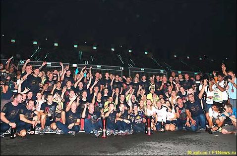Команда Red Bull отмечает победу в личном зачёте и Кубке конструкторов на Гран При Индии 2013.