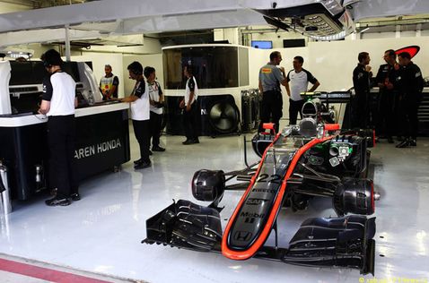 Машина Дженсона Баттона перед стартом гонки в Бахрейне