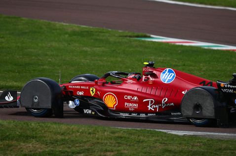 Машина Ferrari с установленными на неё экспериментальными брызговиками, фото Formu1a.uno