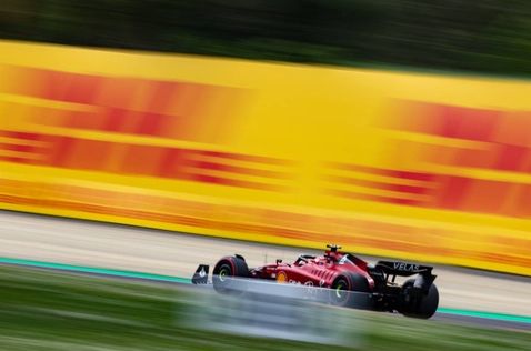 Машина Ferrari на трассе в Имоле в 2022 году, фото XPB