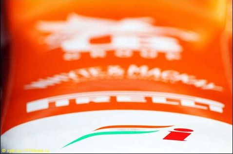 Логотип Force India на носовом обтекателе VJM05
