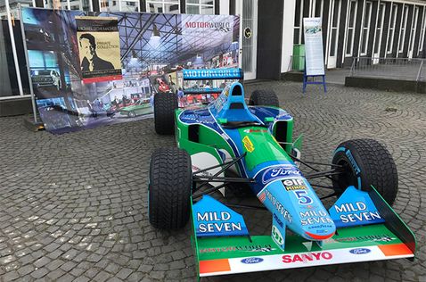 Benetton B194 у входа в кёльнский музей Motorworld, фото Дитера Ренкена