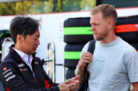 Кевин Магнуссен (справа) и Айо Комацу, руководитель команды Haas F1, фото XPB