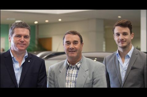 Управляющий директор Mitsubishi в Великобритании Лэнс Брэдли, Найджел Мэнселл и Лео Мэнселл