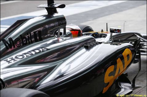 Стоффель Вандорн за рулем McLaren-Honda на тестах в Абу-Даби