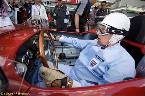 Сэр Стирлинг Мосс за рулем Osca перед стартом гонки исторических машин в Ле-Мане
