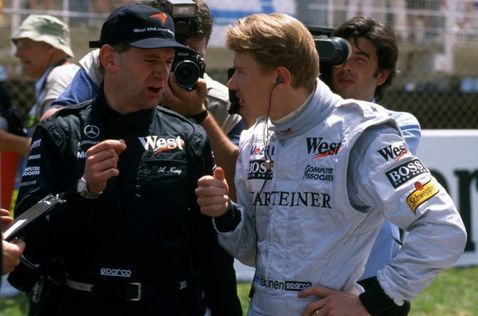 Эдриан Ньюи и Мика Хаккинен на Гран При Испании в 1998 году, фото XPB