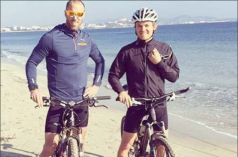 Нико Росберг на велотренировке вместе с Даниэлем, его тренером и физиотерапевтом