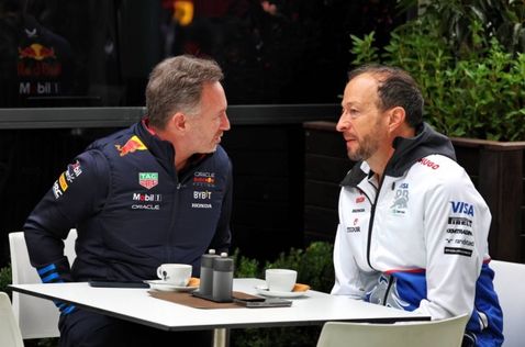 Петер Байер (справа) и Кристиан Хорнер, руководитель Red Bull Racing, фото XPB