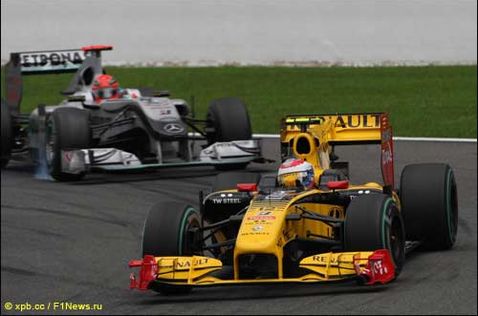 Виталий Петров и Михаэль Шумахер на трассе Гран При Бельгии