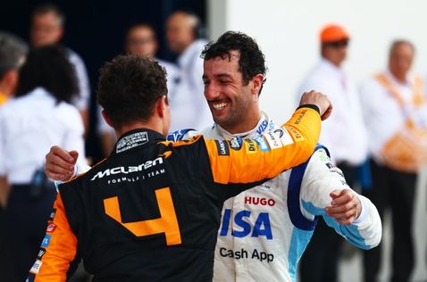 Даниэль Риккардо поздравляет Ландо Норриса с победой в Гран При Майами, фото Visa RB
