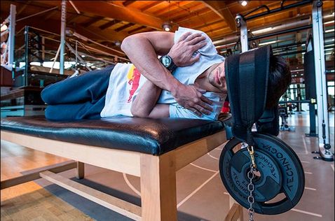 Карлос Сайнс тренирует мышцы шеи, готовясь к сезону 2017 года