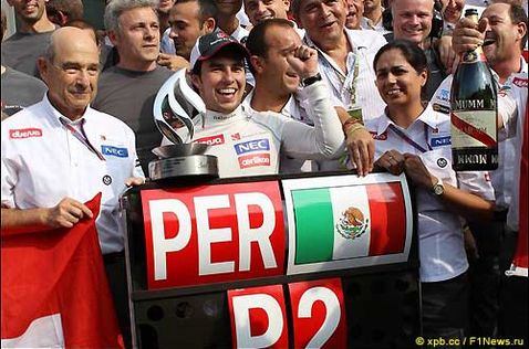 Команда Sauber празднует успех Серхио Переса в Монце
