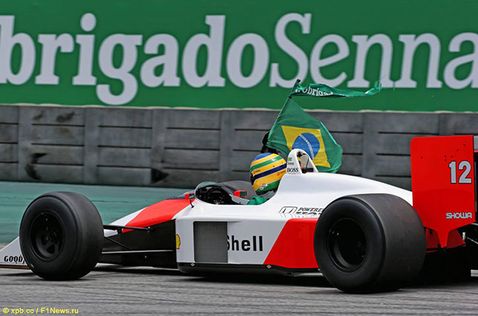 Бруно Сенна за рулём исторической McLaren MP4/4 на трассе в Сан-Паулу