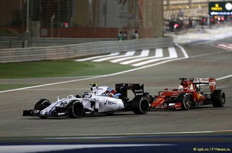 Валттери Боттас отражает атаки Себастьяна Феттеля на Гран При Бахрейна