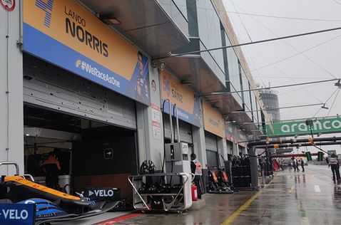 Боксы McLaren на залитом дождём Нюрбургринге