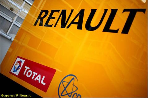 Трейлер с логотипами Renault и Total