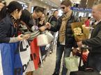 Китайские болельщики встречают Романа Грожана в аэропорту Шанхая 
