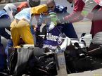 Спасатели извлекают Ральфа Шумахера из кокпита после аварии на Гран При США 2004 года