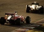 Ferrari Кими Райкконена и Mercedes Льюиса Хэмилтона во время тестов в Барселоне