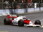 Ален Прост за рулём McLaren с двигателем TAG Porsche в 1985 году