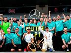 В Mercedes празднуют победу Боттаса