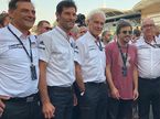 Фернандо Алонсо на стартовом поле автодрома Сахир вместе с руководителями Porsche, среди которых мы видим и Марка Уэббера
