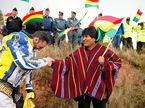 Президент Боливии Эво Моралес приветствует участников ралли-рейда