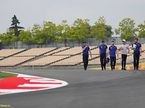 Перед началом сезоне на трассе в Барселоне было полностью заменено покрытие, Пьер Гасли с инженерами Toro Rosso готовятся к Гран