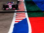 Машина команды Force India на трассе в Сочи